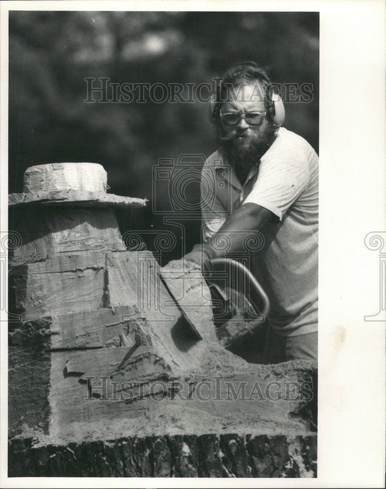 1988 Press Photo Greg Kirscht chain saw crave stump Chicago oldest tree - Historic Images