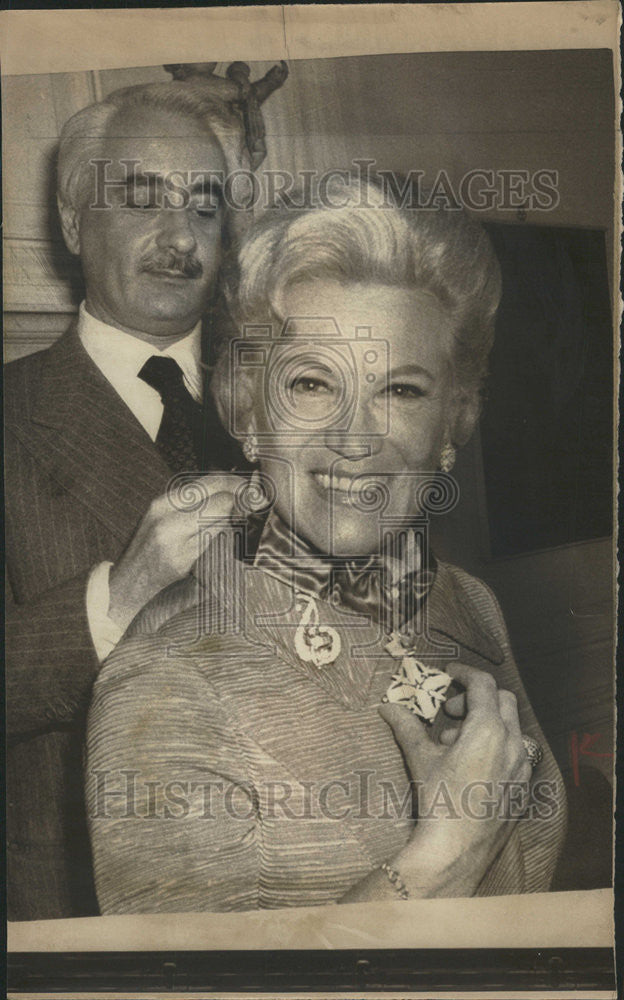 1977 Press Photo Opera Star Dorothy Kirsten Gets Italian Award From Consul Gen - Historic Images