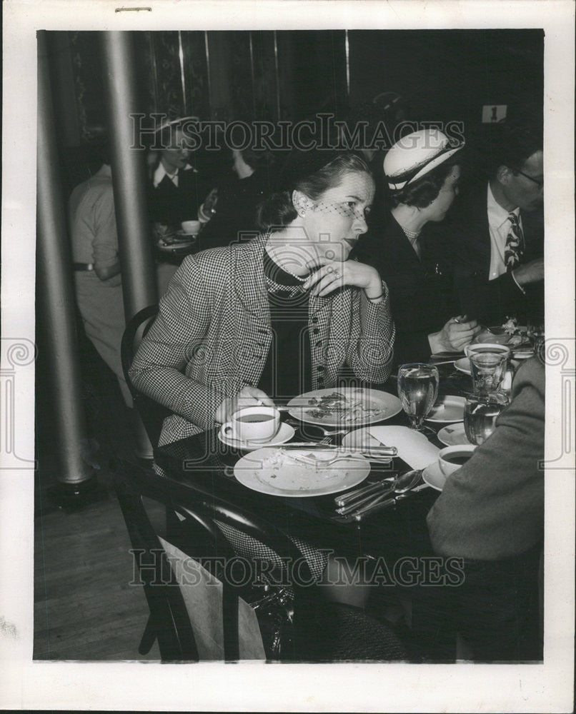 1954 Press Photo Mrs. John W. Kiser close attention team worker Maternity Center - Historic Images