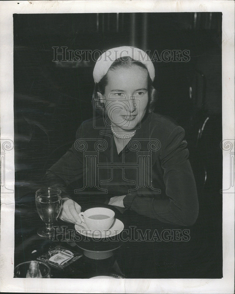 1950 Press Photo Mrs. John Kiser Jr. involves in charitable institution St. Luke - Historic Images