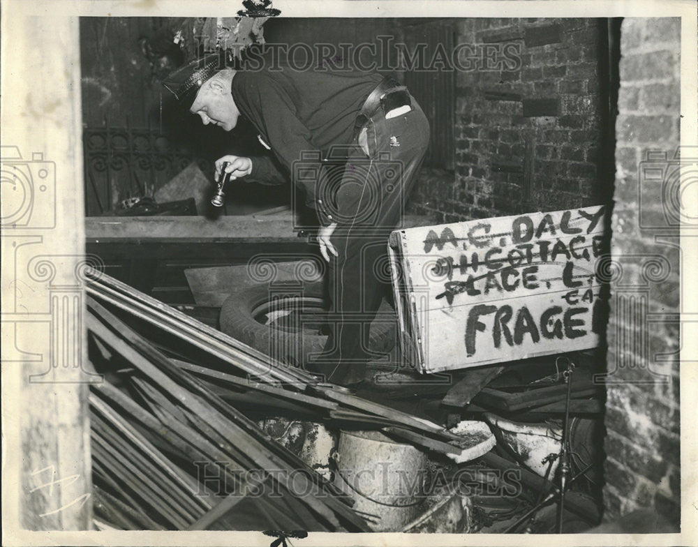 1937 Press Photo officer looking for clues in Dian Lucas abduction case - Historic Images