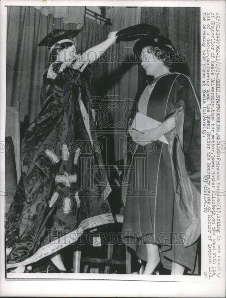 1965 Press Photo Princess Margaret Taps Her Mother Queen Mother Elizabeth - Historic Images