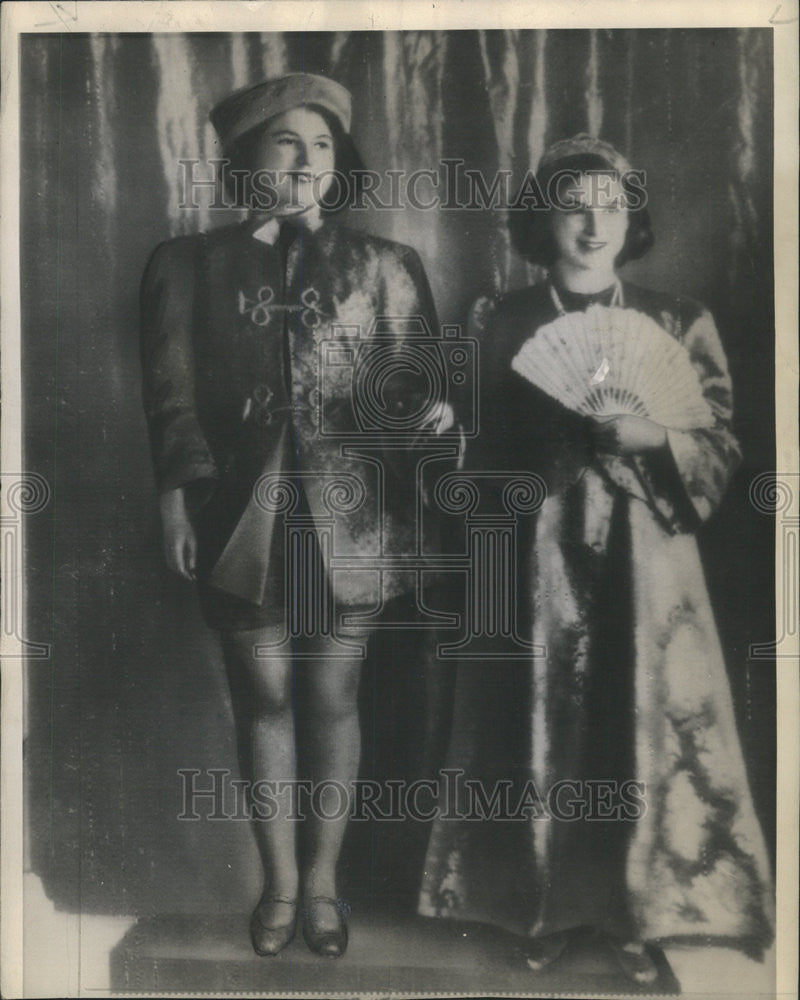 1944 Press Photo Princess Margaret and her sister wearing her costume Aladdin - Historic Images