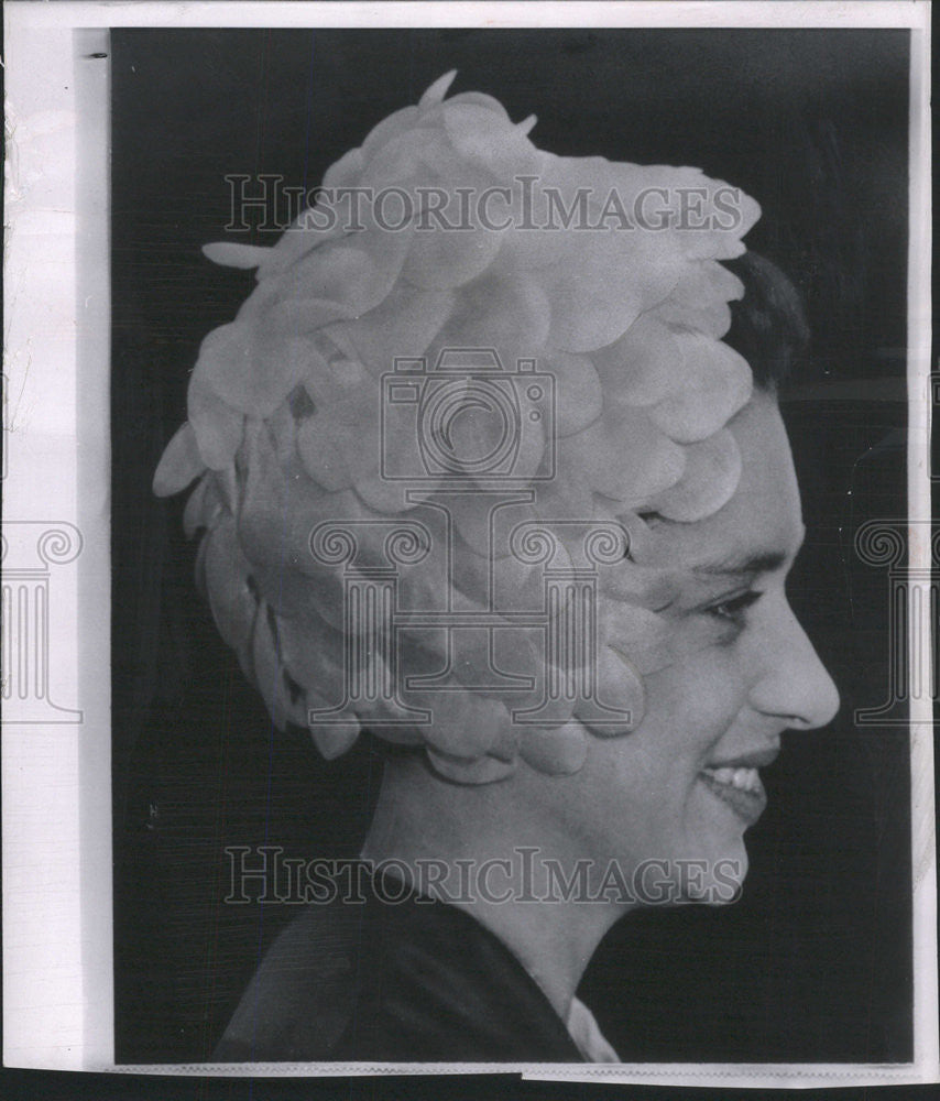 1958 Press Photo Princess Margaret wears hat white petals - Historic Images