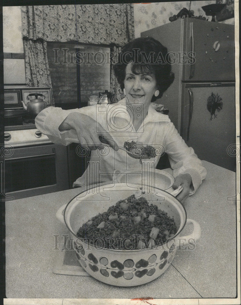 1975 Press Photo Mrs.Salvador Lopez kitchen Dishes - Historic Images