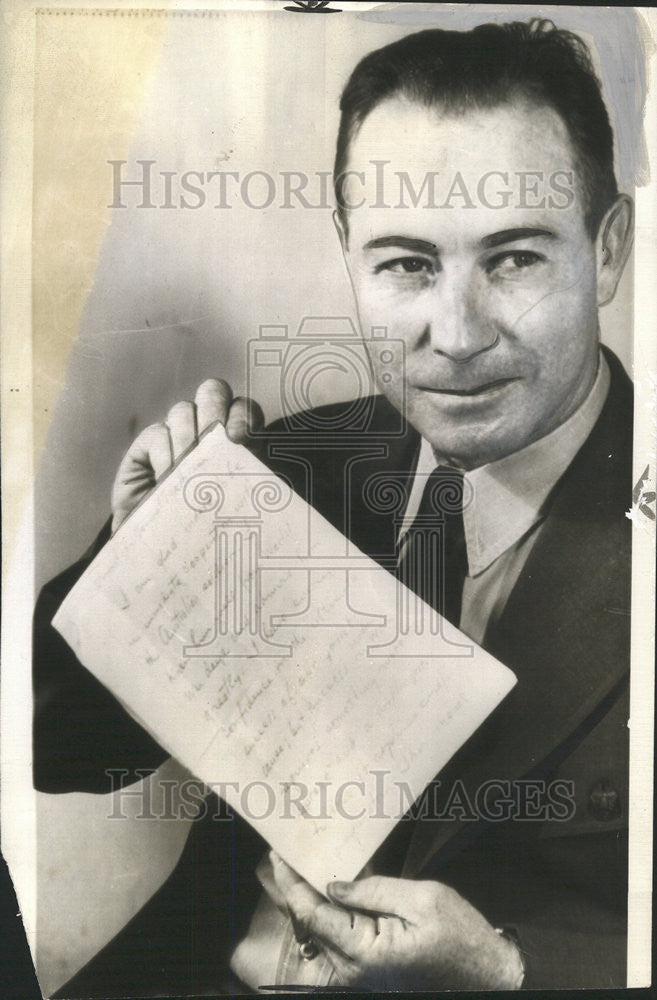 1942 Press Photo Mark Lehrbas Holding An Original MacArthur Manuscript - Historic Images