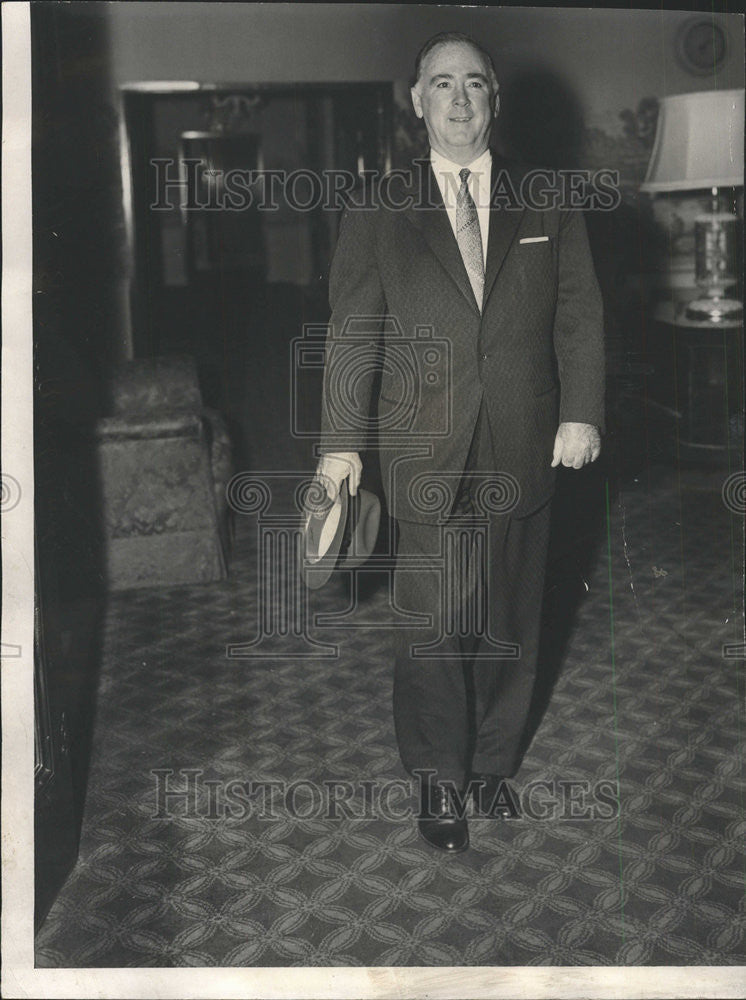 1957 Press Photo Bill Lee Walks To Meeting - Historic Images