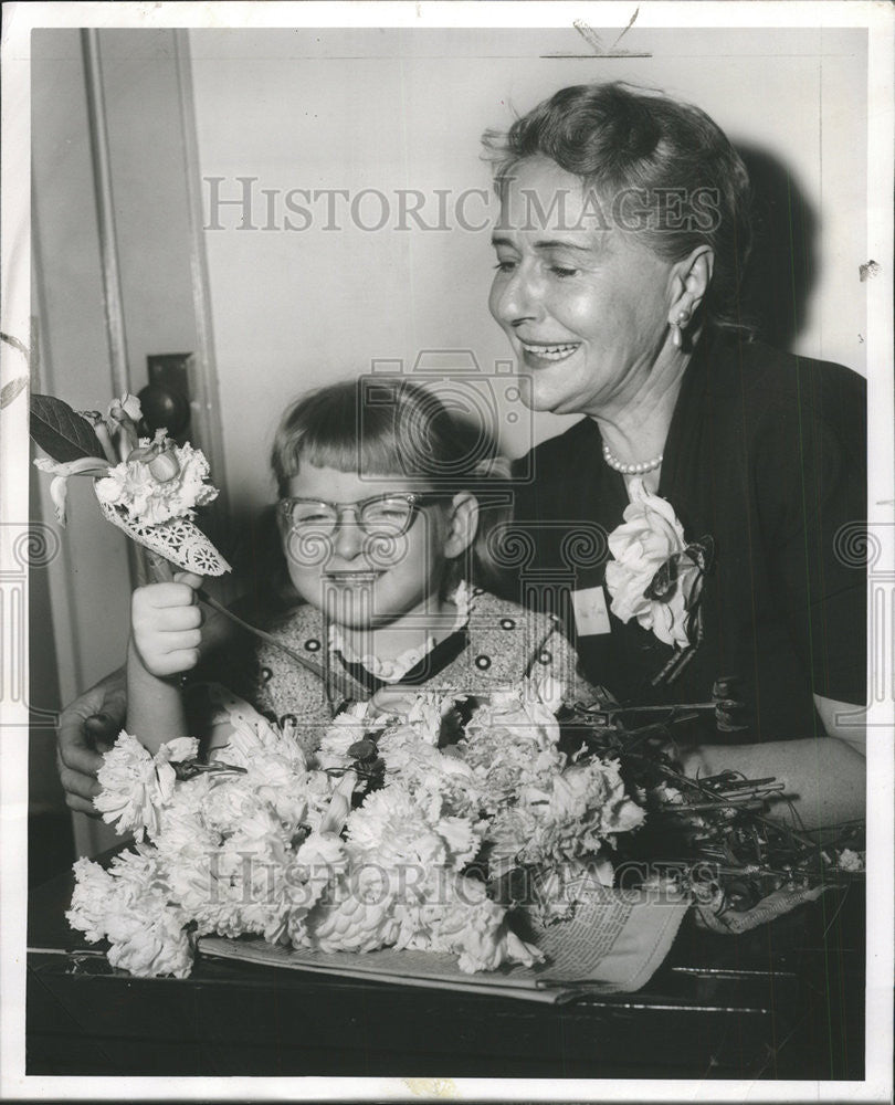 1958 Press Photo Susan Miller Mrs Ruth Lees Chairman Volunteers Chicago Society - Historic Images