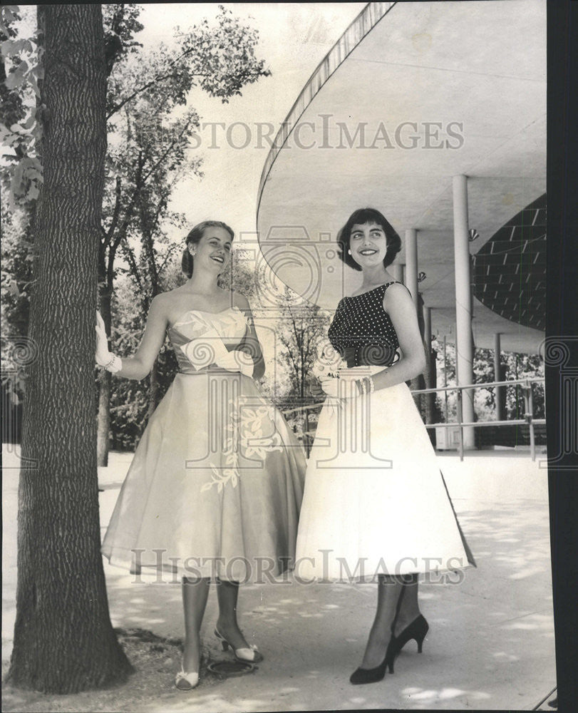 1957 Press Photo Laetitia Coolidge and Mary Leff Fashion - Historic Images