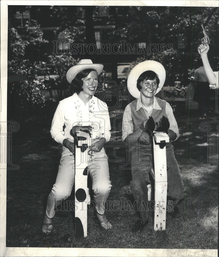 1966 Press Photo Mrs Charles P Leffel Mrs Maier Bermuda Barbecue Bonanza - Historic Images