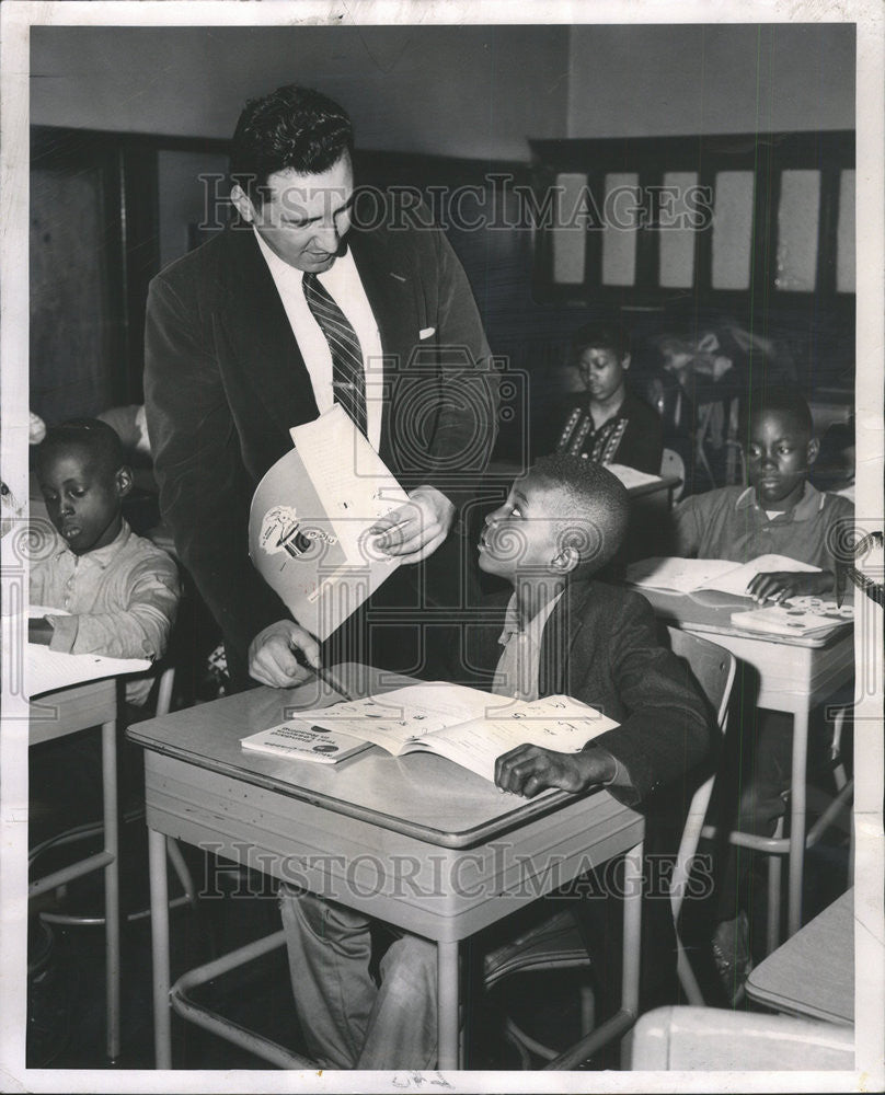 1962 Press Photo Michael Lagattuta ast principal of the Schiller school helping - Historic Images