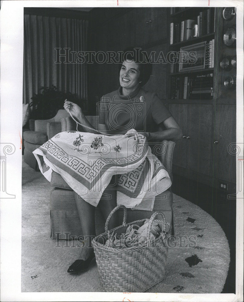 1966 Press Photo Mrs. John J. Louis Jr. - Historic Images