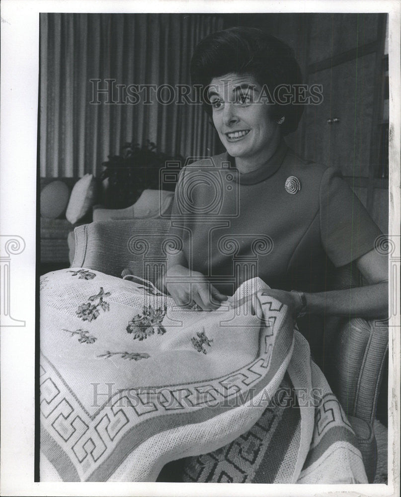 1969 Press Photo Mrs John J Louis Floral Print Rug Hooking Project - Historic Images