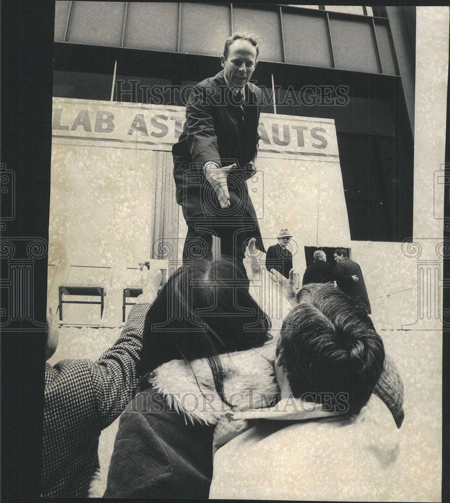 1974 Press Photo Jack Lousman Chicago Astronaut Shake Hand Citizens - Historic Images