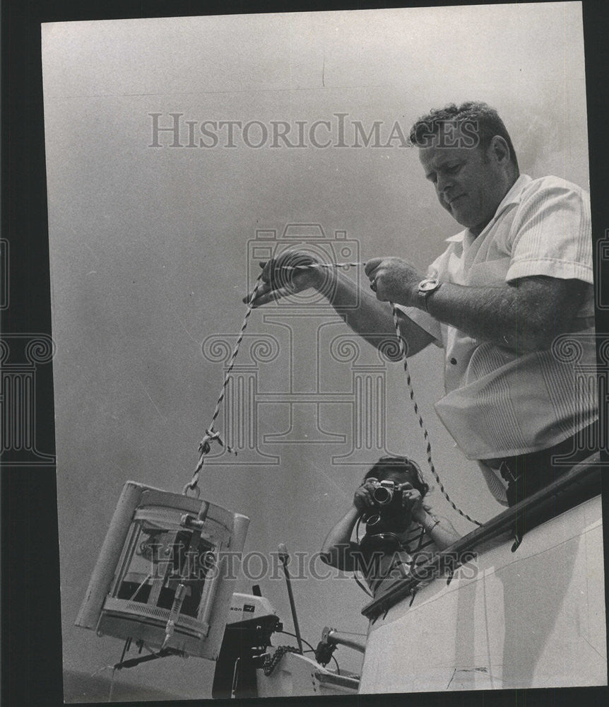 1970 Press Photo oceanographer Robert Cove in action on Lake Michigan - Historic Images