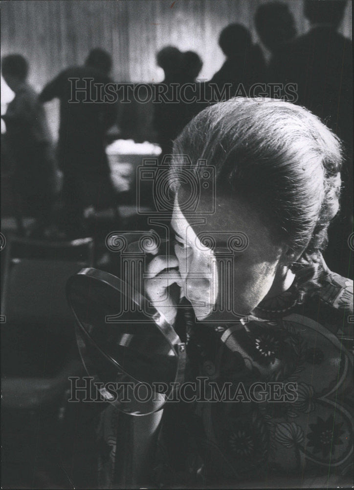 1968 Press Photo Mrs Richard S Love Applies Makeup Light Mirror - Historic Images