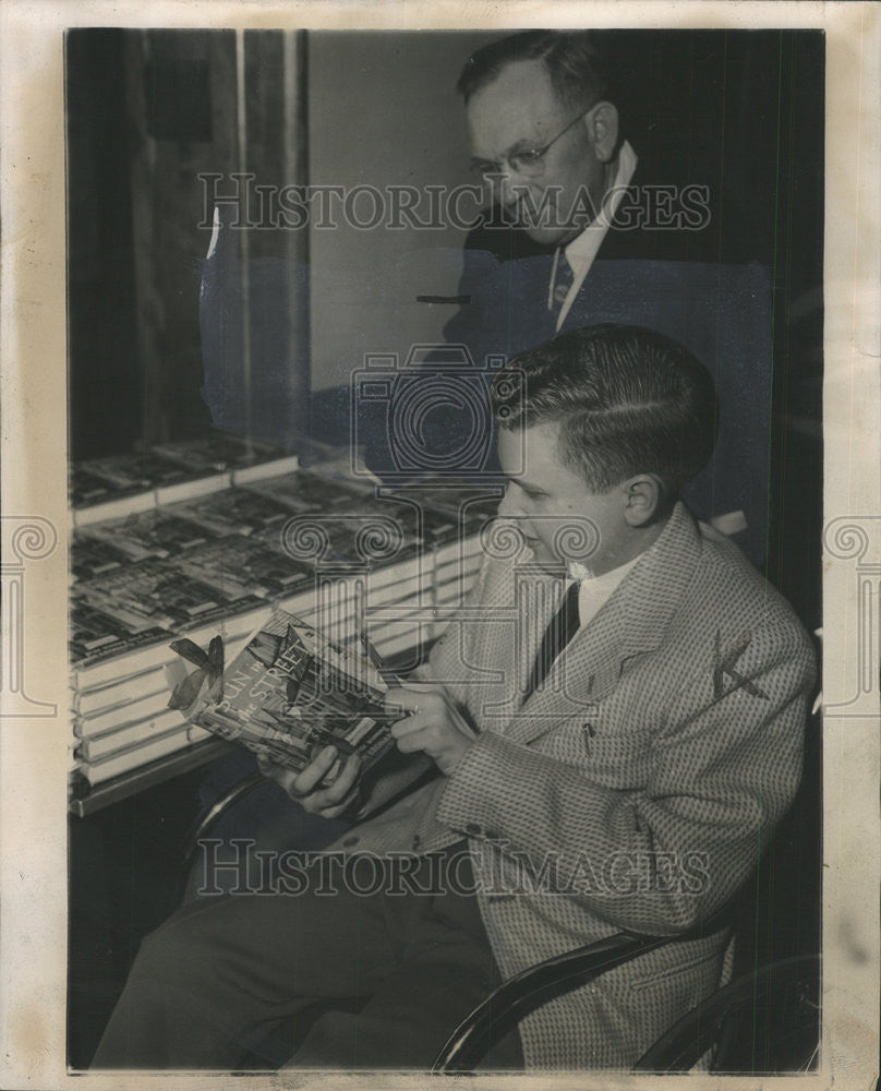 1947 Press Photo Sun In The Street novelist Leonard Lovdahl at book signing - Historic Images