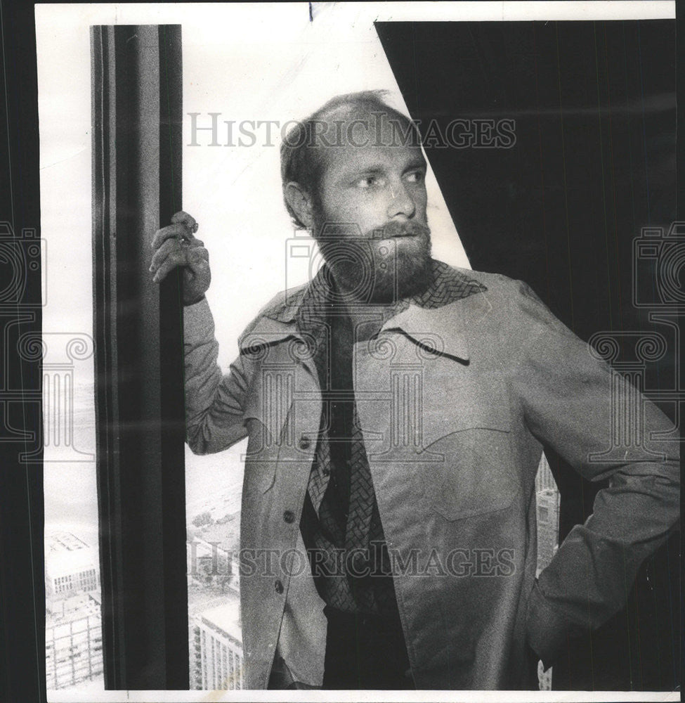 1975 Press Photo Mike Love of the Beachboys at Stadium for Bob Grenne Column - Historic Images