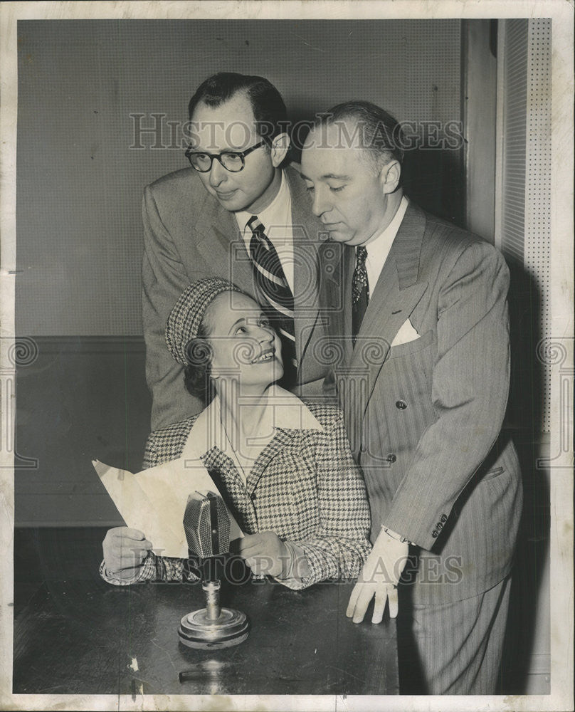 1952 Press Photo Lee Schooler Program Moderator Rabbi Ralph Simon Rodfei Zedek - Historic Images