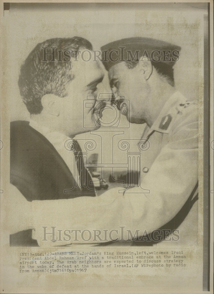 1967 Press Photo Arabs Meet Jordan king Hussein Amman Airport Abdel Rahman - Historic Images