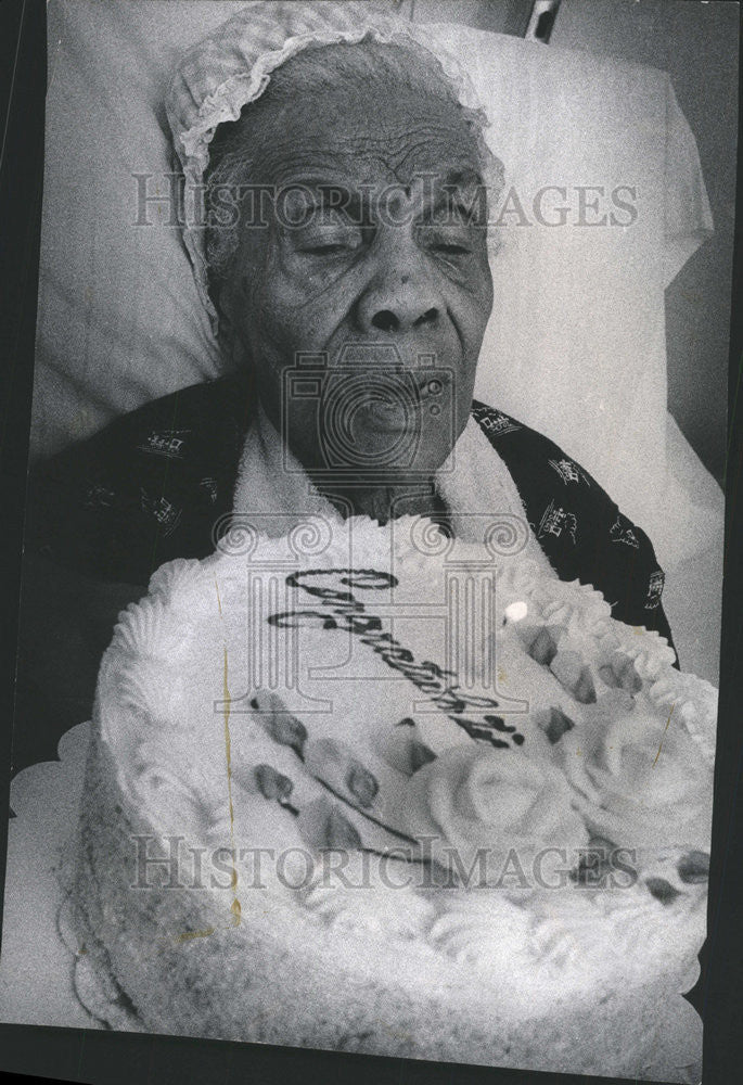 1974 Press Photo Josephine Hurt celebrates birthday bed Columbus Hospital - Historic Images