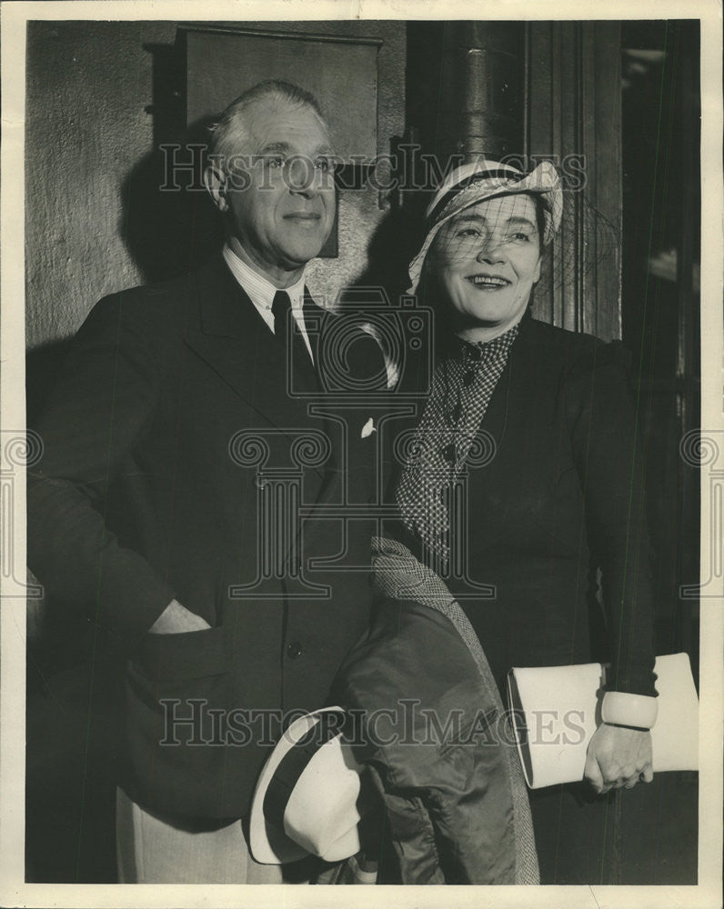 1935 Press Photo Fannie and husband JS Danielson passing through New York - Historic Images