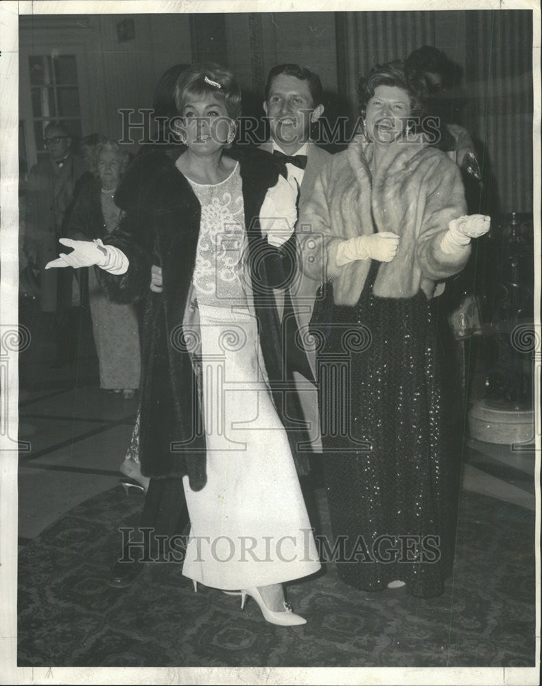 1966 Press Photo Socialites Giesen and Burke Arrive @ Snow Ball N Chicago - Historic Images