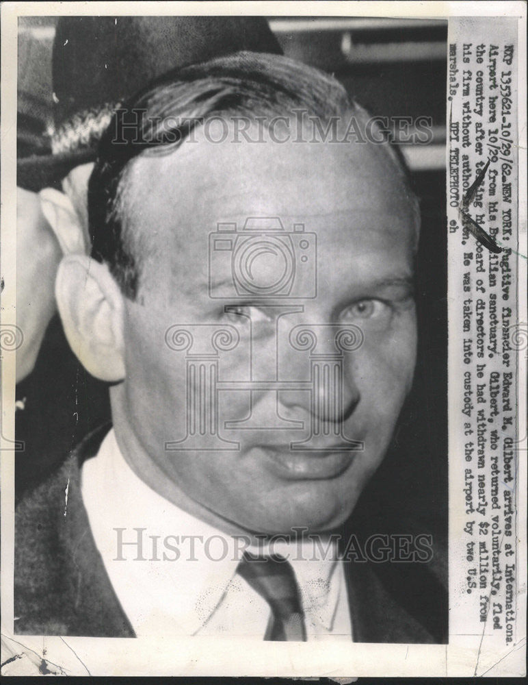 1962 Press Photo Fugitive Financier, Edward M. Gilbert Arrives at Airport - Historic Images