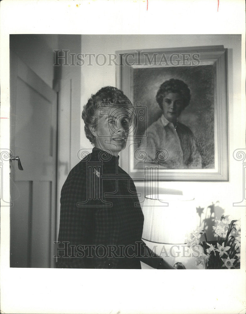 1967 Press Photo Pastel Maureen Hangs Gilbey Surrey England Estate Queen Anne - Historic Images