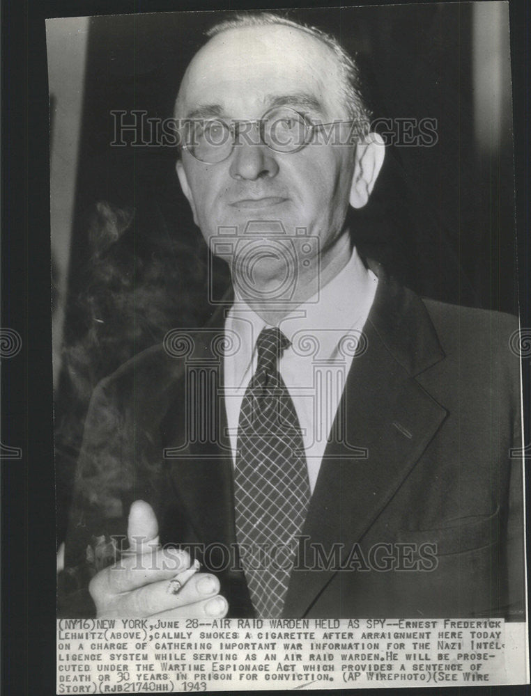 1943 Press Photo Ernest Frederick Lehmitz smokes cigar after arraignment - Historic Images