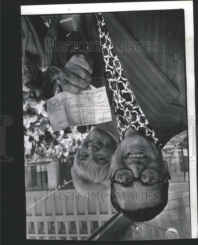 1974 Press Photo Joseph Mariano and wife Louise with check $19,000 lottery win - Historic Images