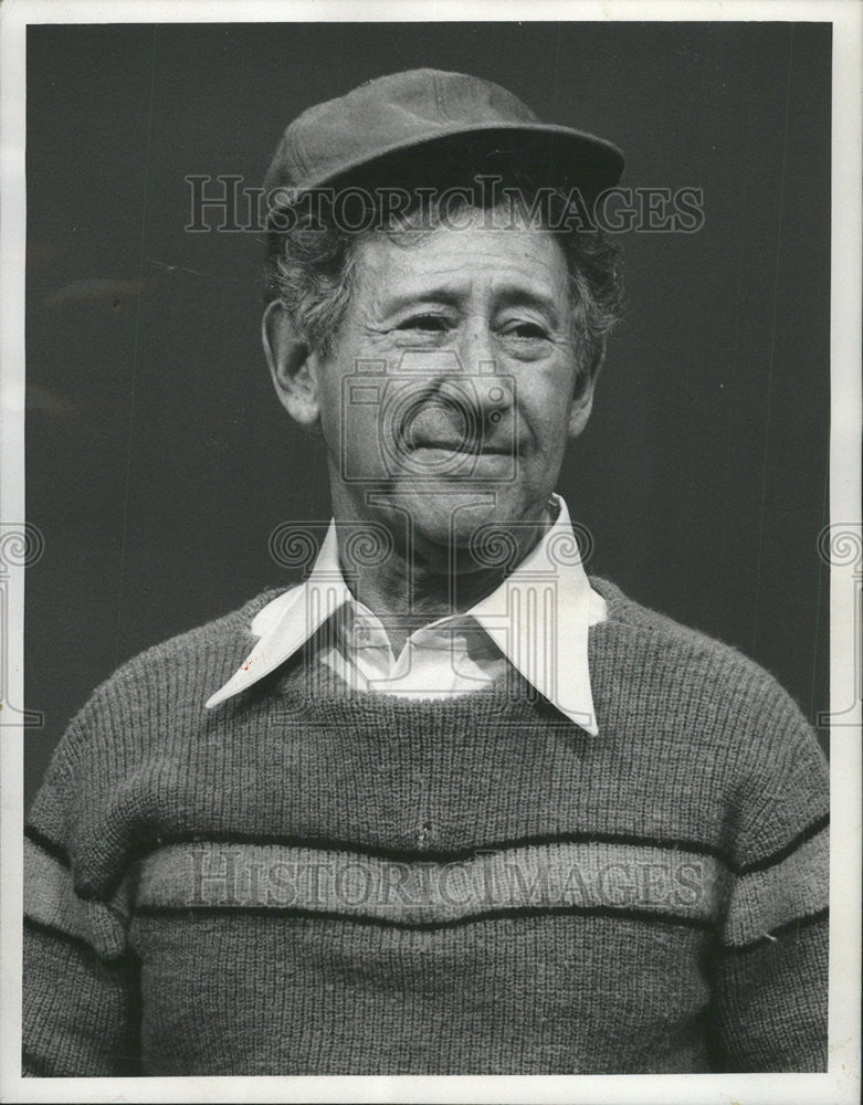 1975 Press Photo Jack Gilford Delivery man Daily Bugle newspaper Captain Kangaro - Historic Images