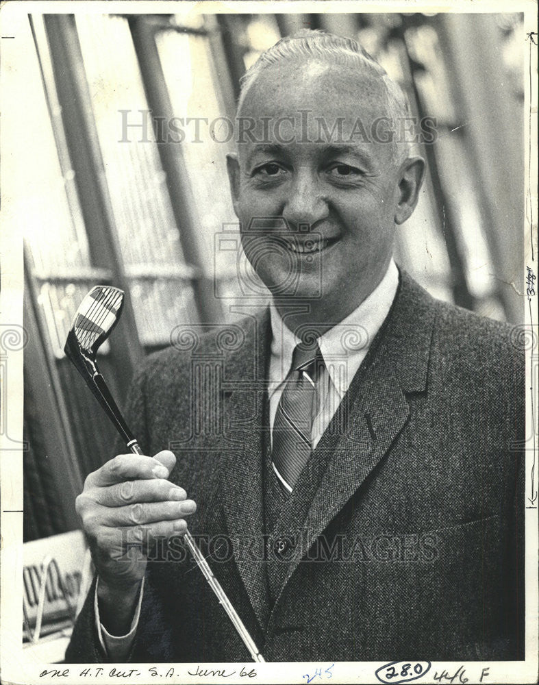 1967 Press Photo Milton Klein President KleinSporting Goods Gun Golfer Digest - Historic Images