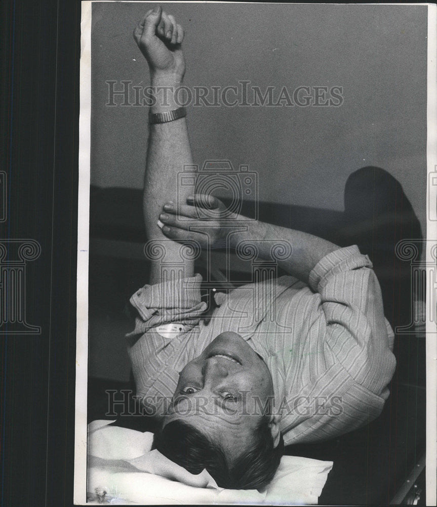 1975 Press Photo Sun Times Photographer Jim Klepitsch Blood Donation - Historic Images