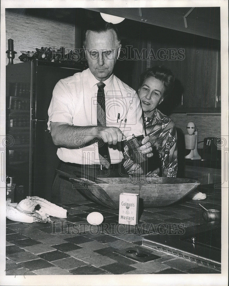 1968 Press Photo George Kline prepares a Cesar salad - Historic Images