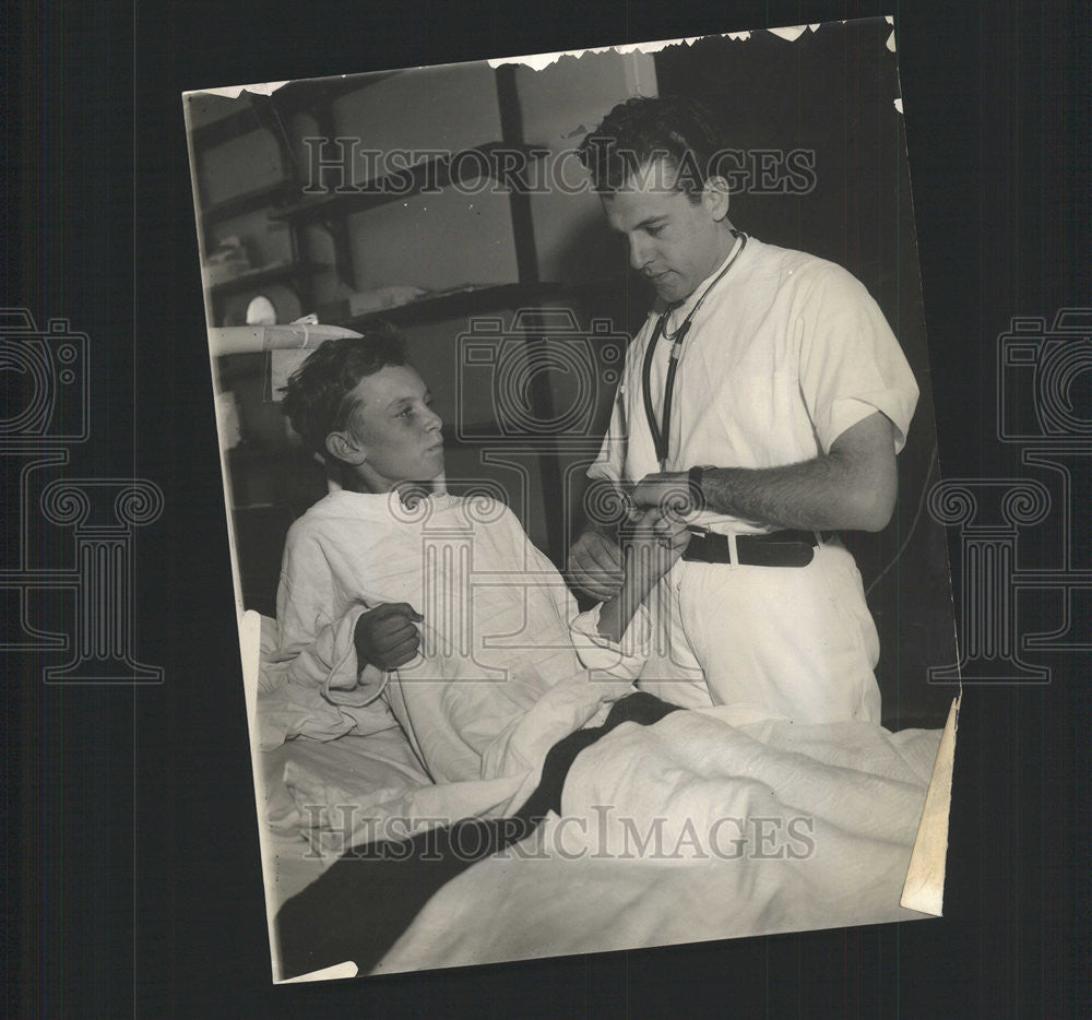 1937 Press Photo Harrison King Jr. Poisoned From Relief Rations/Dr. Jack Bailen - Historic Images