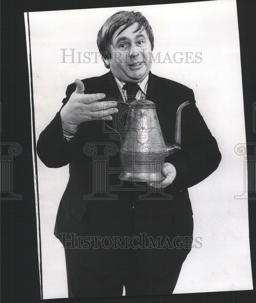 1975 Press Photo Antique Dealer Lawrence King Coffeepot - Historic Images