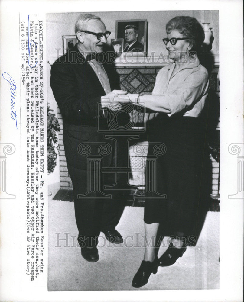 1964 Press Photo Mr. and Mrs. Abraham Kessler are Happy for Son&#39;s Release - Historic Images