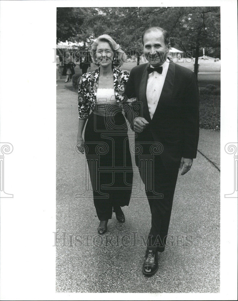 1990 Press Photo Jeannie James is Pictured with her Husband, Edward - Historic Images