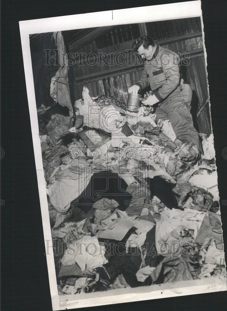 1960 Press Photo Elderly Tenants Found Ill In Trashed House - Historic Images