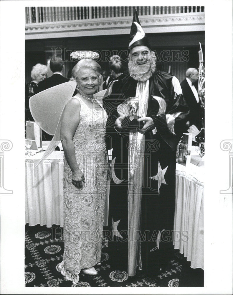 1992 Press Photo Valerie Valentine Author Chris Janus Drake Hotel - Historic Images