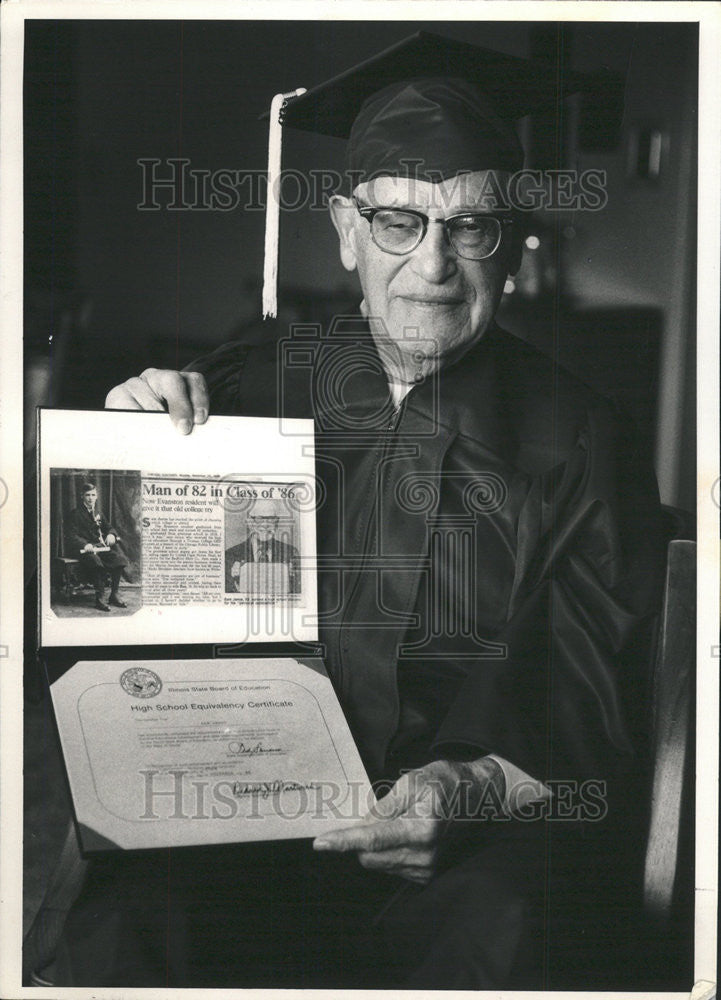 1987 Press Photo Sam Janus valedictorian Truman College high school equivalency - Historic Images