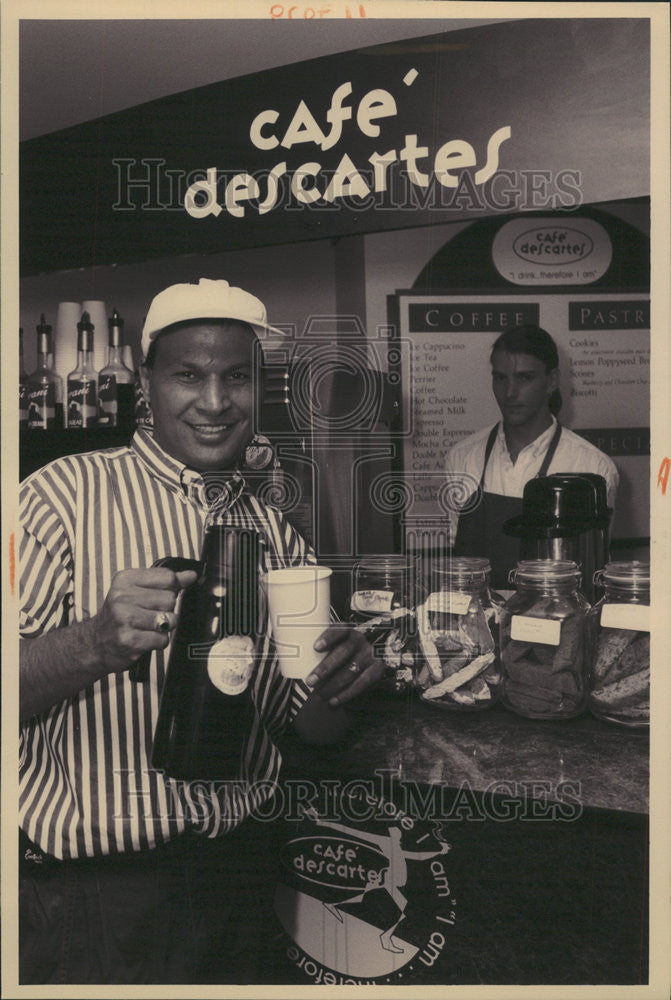 1994 Press Photo Arshad Sony Javid University Illinois Chicago Cafe Descartes - Historic Images