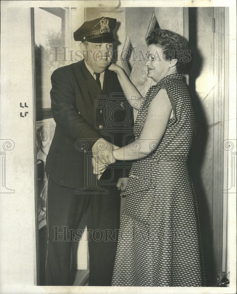 1957 Press Photo  Harry Klein Policeman Leclaire and North. - Historic Images