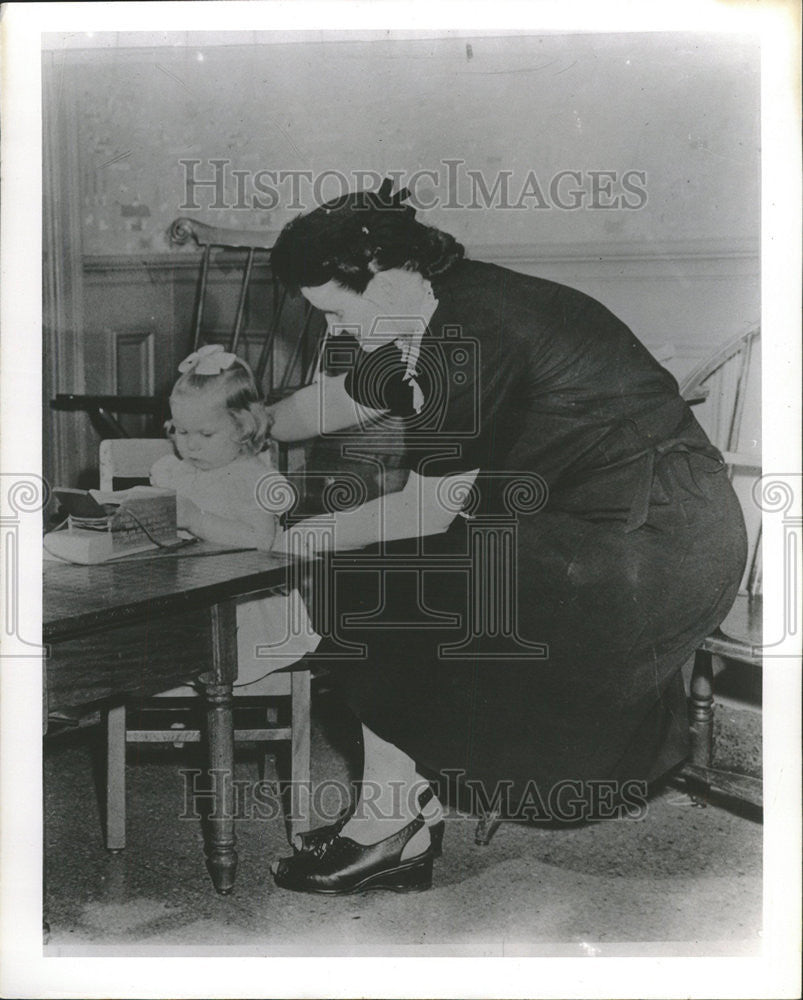 1962 Press Photo Theresa Jancik at Children&#39;s Memorial Hospital - Historic Images