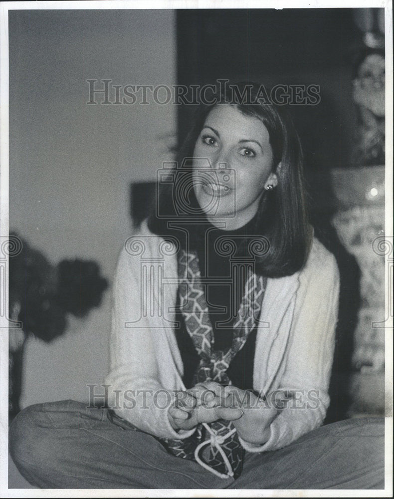 1977 Press Photo Betsy Jamison Miss Illinois requires friends woman Evanston - Historic Images