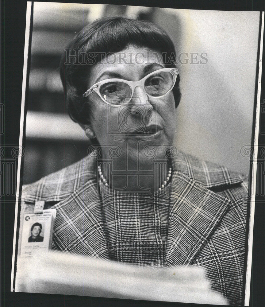 1973 Press Photo Mrs Helen Jaffe social service member Cook County Hospital look - Historic Images