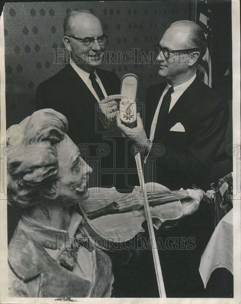 1967 Press Photo Virgil Martin president Carson Pirie Scott Gerstberger Austria - Historic Images