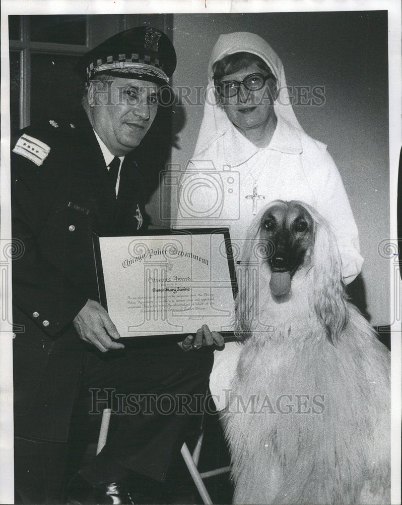 1975 Press Photo Sister Mary Janine Dog Omar Police Award - Historic Images