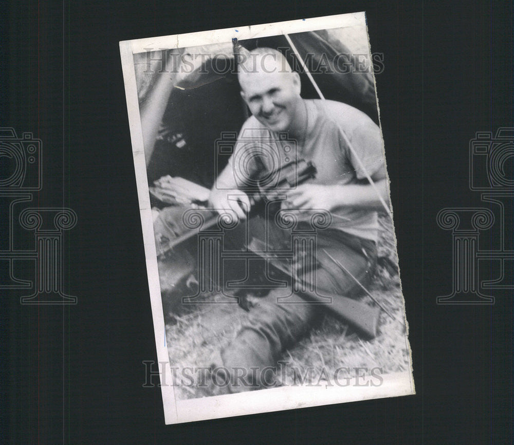 1965 Press Photo Joseph Marm Recent Filer Clean Rifle Recommend Medal Honor - Historic Images